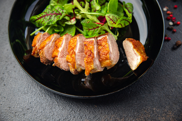 鴨胸肉炒め鶏肉健康食品新鮮な食事食生活スナックテーブルの上にコピースペース食品の背景  - 写真・画像