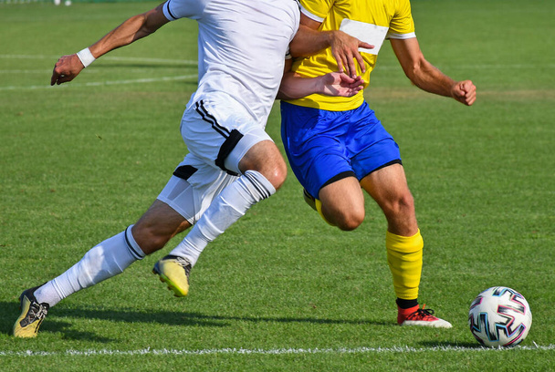 Ποδόσφαιρο παίκτες σε δράση το καλοκαίρι - Φωτογραφία, εικόνα
