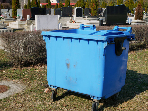 Große Mülltonne auf dem öffentlichen Friedhof - Foto, Bild
