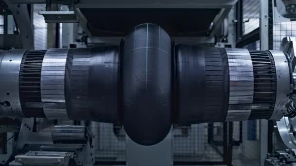 Τεχνολογική μηχανή σφράγισης ελαστικών εργασίας διαδικασία κλώση ταινία καουτσούκ - Πλάνα, βίντεο