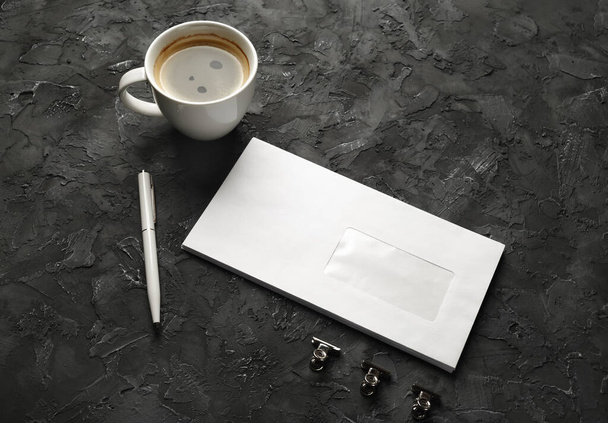 Boş zarf, kahve fincanı ve siyah taş zemin üzerinde kalem.. - Fotoğraf, Görsel