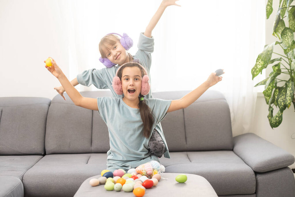 Hauskoja pikkutyttöjä pääsiäismunien kanssa - Valokuva, kuva