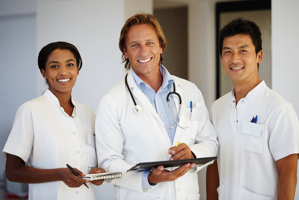 Usar la tecnología para un mañana más saludable. Retrato de tres profesionales médicos que trabajan con una tableta digital. - Foto, imagen