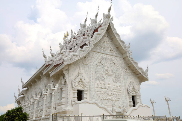 Chiang rai, Tayland: 27 Temmuz 2020: Wat Huay Pla Kang Tayland 'ın Chiang rai şehrinde ünlü bir tapınaktır. - Fotoğraf, Görsel