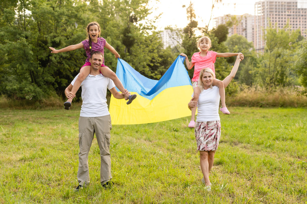 famille avec le drapeau de l'ukraine. Joyeuse fête de l'indépendance de l'Ukraine. Jour du drapeau national. L'amour pour la patrie et les symboles. Espace de copie. - Photo, image