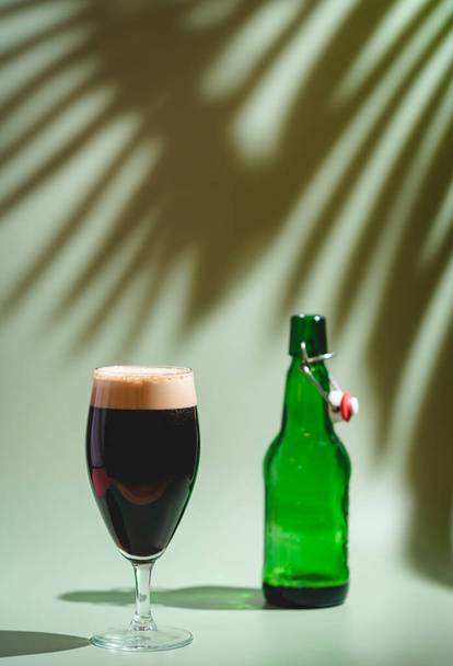 Ποτήρι σκούρας μπύρας - Φωτογραφία, εικόνα