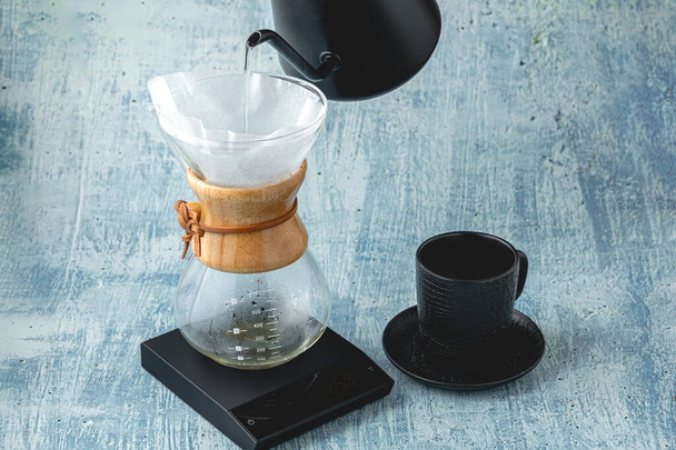 Barista professionnel prépare du café en utilisant chemex. Autres façons de préparer le café. Concept de café. - Photo, image