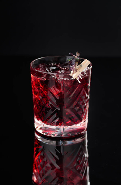 cocktail lasissa mustalla pohjalla
 - Valokuva, kuva