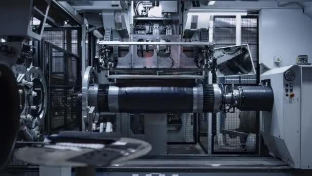 Τεχνολογική μηχανή παραγωγής ελαστικών που κατασκευάζει νέο εξοπλισμό ελαστικού στο εργοστάσιο - Πλάνα, βίντεο