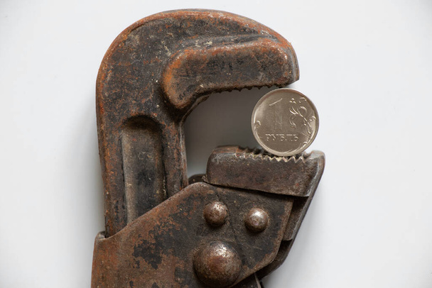 The gas key holds the Russian ruble, the collapse of the ruble, sanctions against Russia, the economic crisis in Russia and losses - Фото, зображення
