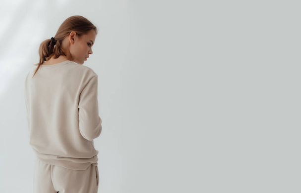 Ukrainische junge Frau in Sweatshirt-Attrappe auf hellem Hintergrund. Weiblicher Körper und Stilkonzept. Werbung oder Kleiderverkauf Design. Mock up für Design, Bekleidungsgeschäft Verkauf. - Foto, Bild