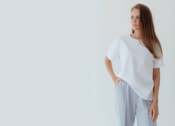 Ukraińska młoda kobieta w bluzie ubrana na jasnym tle. Kobiece ciało i koncepcja stylu. Reklama lub projekt wyprzedaży ubrań. Wzór, wyprzedaż odzieży. - Zdjęcie, obraz