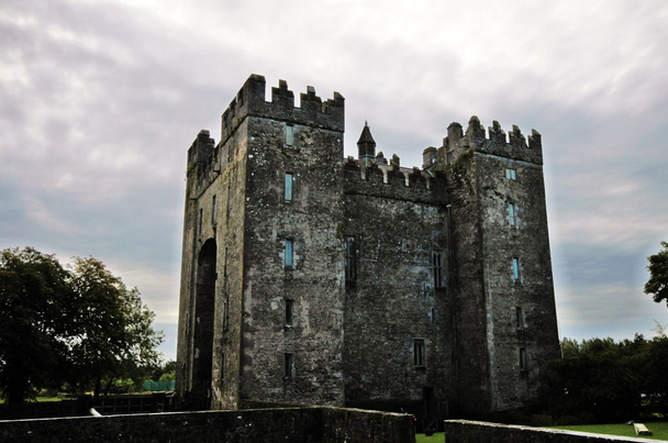 Замок Бунратти и паб Durty Nelly в деревне Бунратти, Ирландия
 - Фото, изображение