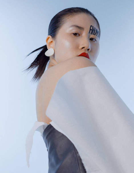 Arte retrato de moda de una chica con apariencia asiática en el estudio  - Foto, imagen