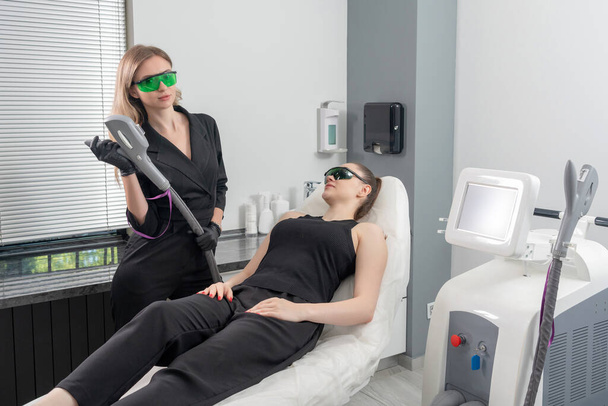 Молодая женщина получает лазерное лечение в косметологической клинике - Фото, изображение