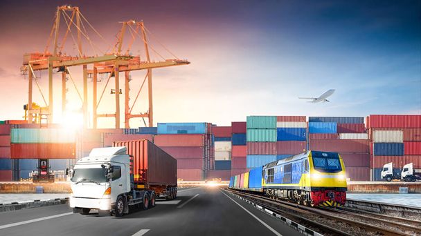 Παγκόσμια επιχείρηση logistics εισαγωγή των εξαγωγών κόκκινο φορτηγό εμπορευματοκιβωτίων στην εθνική οδό και εμπορευματικών αμαξοστοιχιών στο λιμάνι ναυπηγείο της αποβάθρας φορτίου, Cargo αεροπλάνο, μεταφορά έννοια της βιομηχανίας, Βάθος θόλωμα επίδραση - Φωτογραφία, εικόνα