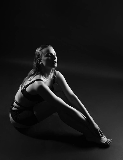 Ritratto in bianco e nero di una bella ragazza con trucco e in lingerie - Foto, immagini