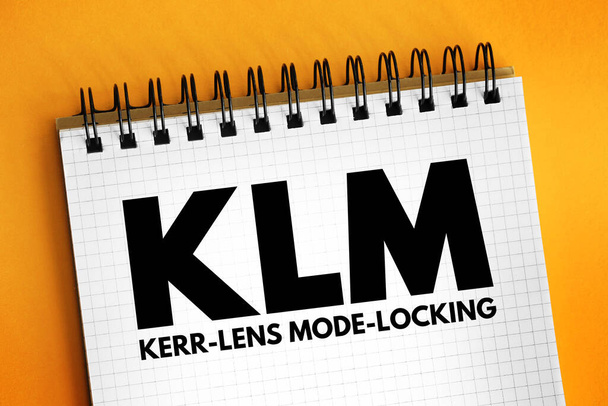 KLM - κείμενο αρκτικόλεξου κλειδώματος φακών Kerr στο σημειωματάριο, φόντο έννοιας συντομογραφίας - Φωτογραφία, εικόνα