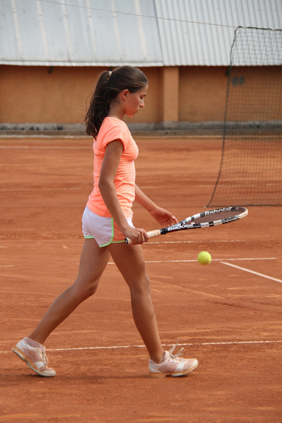 szép, fiatal lány a teniszpályán - Fotó, kép