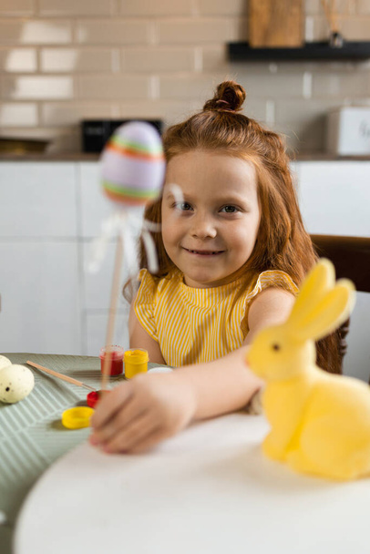 Little girl showing a decorative Easter egg - Фото, зображення