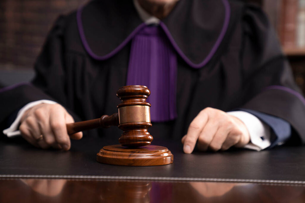 Juez de ley y justicia en toga con el mazo durante el juicio. - Foto, Imagen