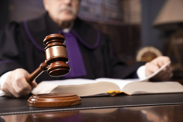Juez de ley y justicia en toga con el mazo durante el juicio. - Foto, Imagen