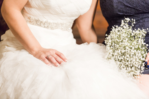 Невеста сидит
 - Фото, изображение