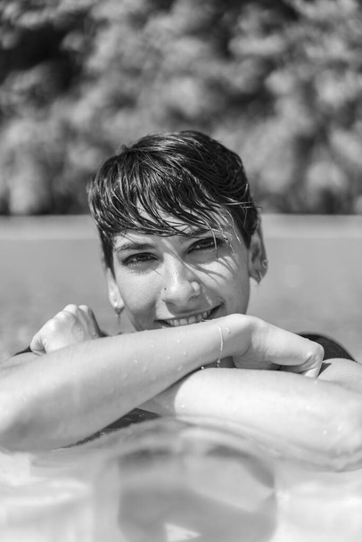 jovem menino em um maiô preto na piscina - Foto, Imagem