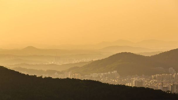 Hermosa vista de Seúl desde la montaña Asan al atardecer, Corea del Sur - Foto, Imagen