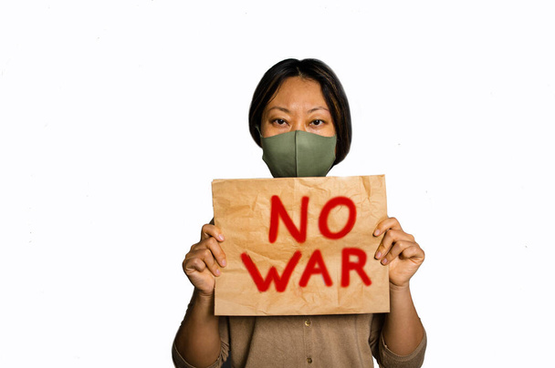 Üzerinde kırmızı yazı olan el işi kağıtları. Savaş yok. Savaş karşıtı protesto eden zavallı evsiz kız afişi "Savaş Yok" yazılı mesajla yükseltti. Kriz, barış, saldırganlığı durdurun.. - Fotoğraf, Görsel