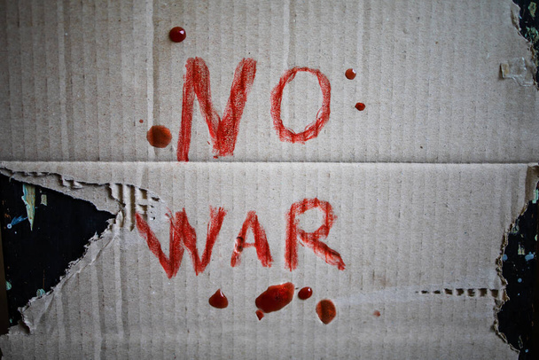Žádný válečný prapor. list řemeslného papíru s červeným barevným nápisem žádná válka - Fotografie, Obrázek