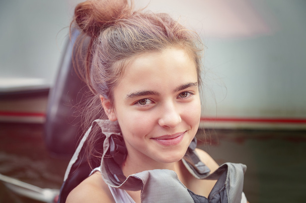 портрет усміхненої дівчини-підлітка з рятувальником
 - Фото, зображення