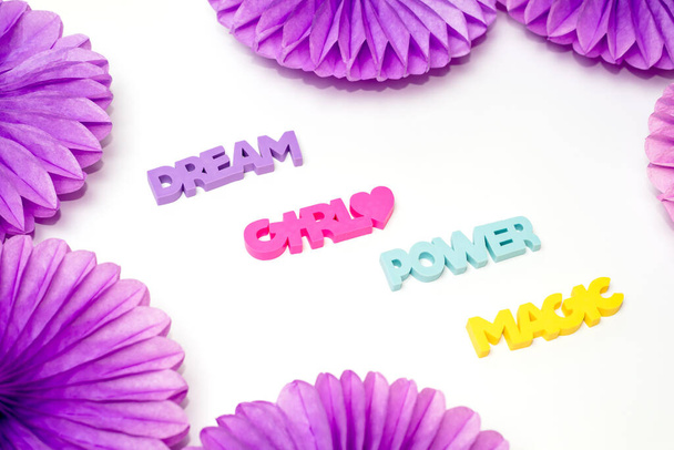 Flatlay. Colorida decoración de papel y palabras: niña, poder, magia, sueño. Concepto de feminismo y día de la mujer. - Foto, imagen