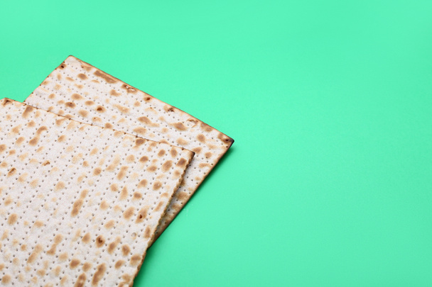 Εβραϊκή matza flatbread για το Πάσχα σε πράσινο φόντο, closeup - Φωτογραφία, εικόνα