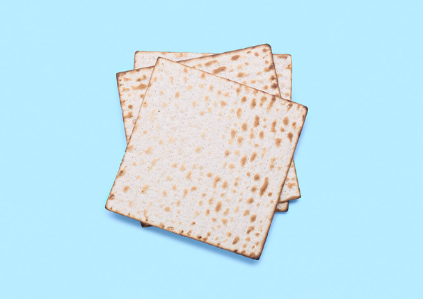 Żydowski flatbread matza na Paschę na niebieskim tle - Zdjęcie, obraz