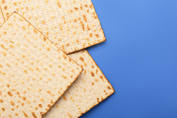 Joodse platbrood matza voor Pascha op blauwe achtergrond - Foto, afbeelding