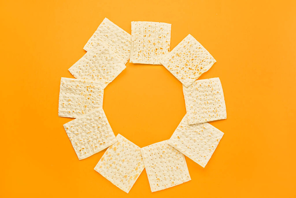 рамка з єврейського картопляного хліба для Пасхи на оранжевому тлі - Фото, зображення