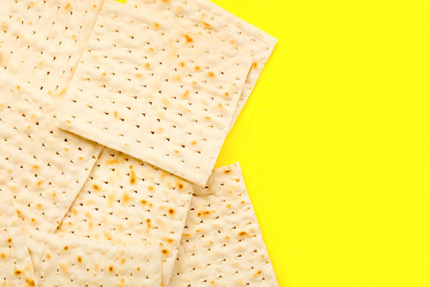 Jewish flatbread matza for Passover on yellow background - Valokuva, kuva