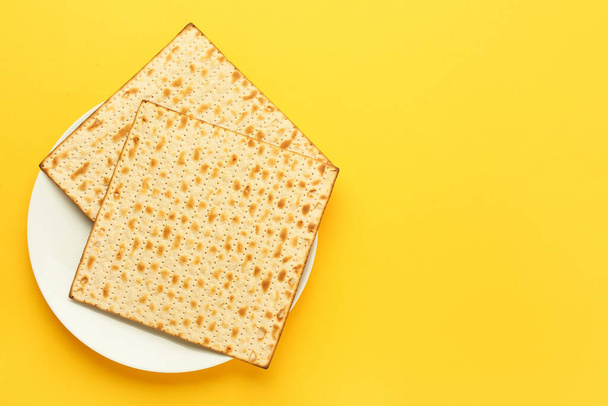 Πιάτο με εβραϊκό matza flatbread για Passover σε κίτρινο φόντο - Φωτογραφία, εικόνα
