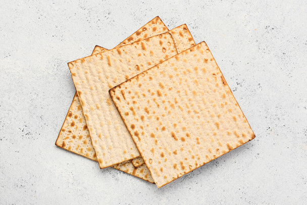 Jewish flatbread matza for Passover on light background, top view - Foto, Bild