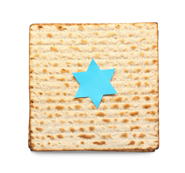Еврейский лепешка маца на Пасху с бумагой Давида звезды на белом фоне - Фото, изображение