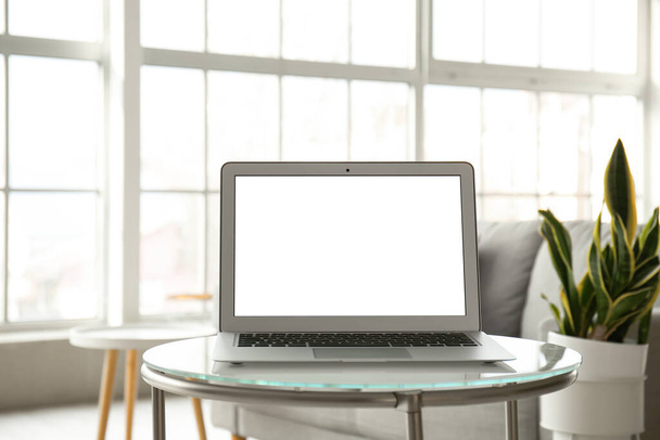 laptop moderno na mesa de vidro na sala de luz - Foto, Imagem