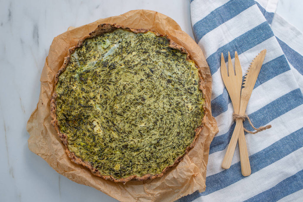 homemade pie with spinach and green peas. top view. - Valokuva, kuva