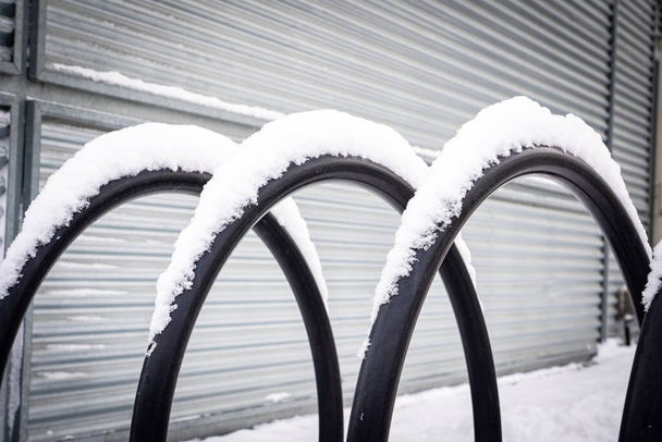 Ein moderner, schneebedeckter Fahrradständer an einem Arbeitsplatz in der Innenstadt von Calgary Alberta Kanada. - Foto, Bild