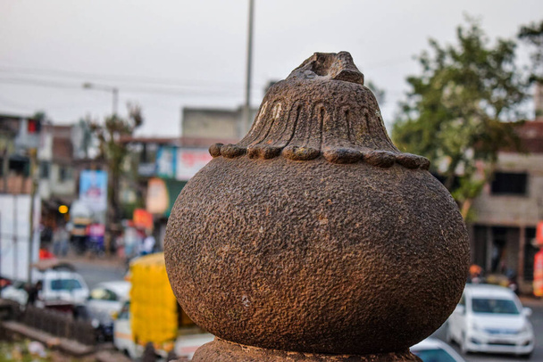 Фотографія стародавнього чорного каменю, вирізьблена круглою формою, археологічна скульптура, що зображає індійську культуру і традиції. Знімок виконано в Колхапурі, Махараштра, Індія. фокусуйся на об'єкті. - Фото, зображення