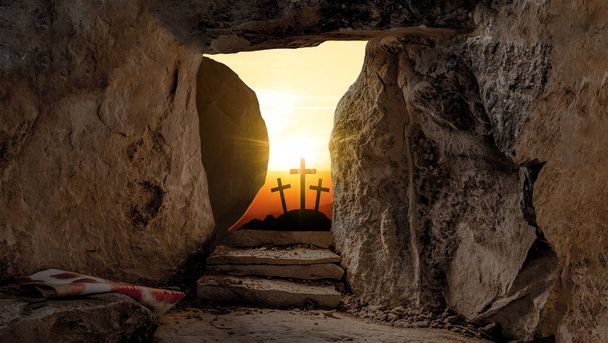イースターの背景-ゴルゴタ/ゴルゴタでのイエス・キリストの復活エルサレムイスラエル、血に染まったリネンのシュラウドを持つ空の墓、日の出と3つの十字架 - 写真・画像