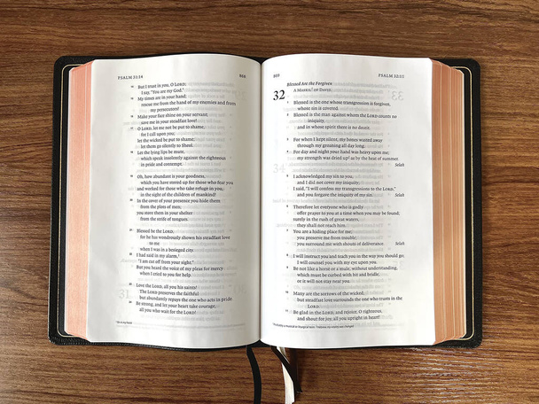 open bible on wooden background - Foto, afbeelding