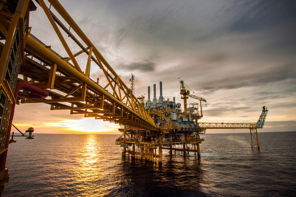 Platform van de olie- en gasindustrie in de Golf of de zee, de wereld energie, Offshore olie- en tuig bouw slechte weer in de offshore olie- en gas platform - Foto, afbeelding