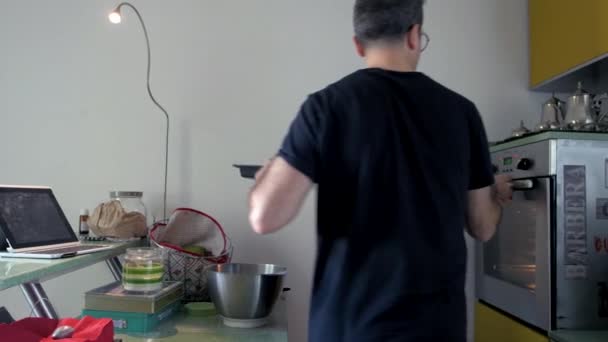 Homem adulto interior em casa cozinha preparando alimentos - caseiro, cozinhar, conceito de vida doméstica - Filmagem, Vídeo