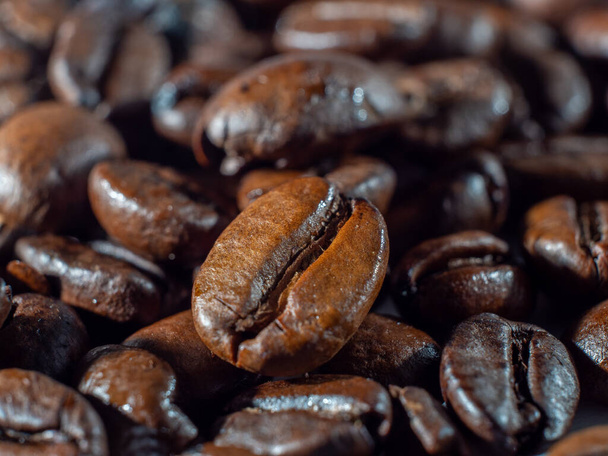 roasted coffee beans. coffee beans close up - Foto, Bild